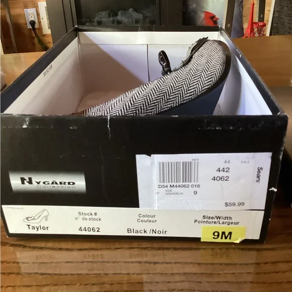 Elegant Herringbone Heels with Black Accents - Picture 7 of 7